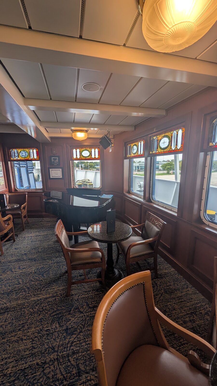 Piano corner with leather armchairs and stained-glass windows on Victory II
